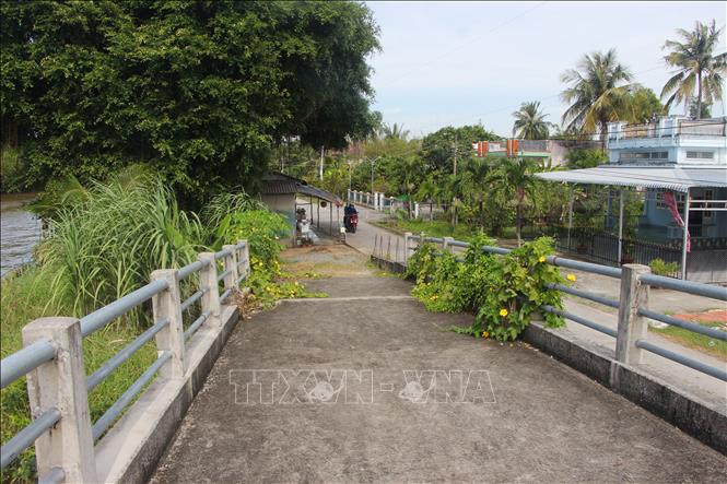 Chiếc cầu nối hai xã Ninh Thạnh Lợi A và Ninh Thạnh Lợi đang phải dừng thi công do vướng nhà của người dân. Ảnh: Chanh Đa-TTXVN