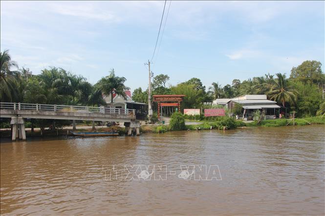 Một phần nhịp dẫn của cây cầu chưa được thi công, ngay trước đường vào trụ sở UBND xã Ninh Thạnh Lợi A (huyện Hồng Dân, tỉnh Bạc Liêu). Ảnh: Chanh Đa-TTXVN