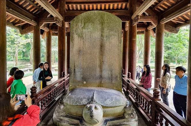 Đến đây du khách sẽ được khám phá Bảo vật quốc gia bia Vĩnh Lăng Lam Sơn, đặt tại lăng Vua Lê Thái Tổ, được đánh giá là đỉnh cao của nghệ thuật trang trí, điêu khắc Việt Nam thời Lê Sơ. Ảnh: Thanh Tùng - TTXVN