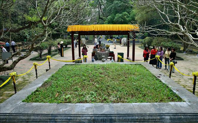Với không gian cảnh quan, nền móng các công trình kiến trúc lăng mộ và nhiều di tích, di vật thời Hậu Lê còn lại, Lam Kinh trở thành điểm đến ý nghĩa và hấp dẫn đối với du khách. Ảnh: Thanh Tùng - TTXVN