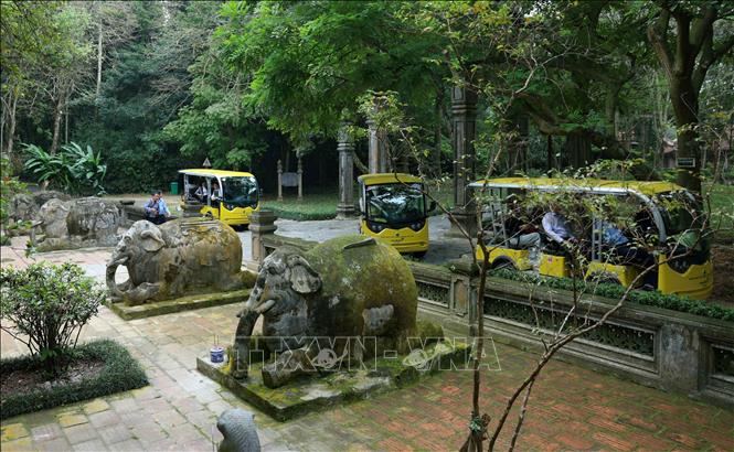 Đê nâng cấp chất lượng dịch vụ phục vụ khách tham quan Khu di tích, đơn vị đã đưa vào sử dụng hệ thống xe điện, thuyết minh tự động, trải nghiệm thực tế ảo. Ảnh: Thanh Tùng - TTXVN