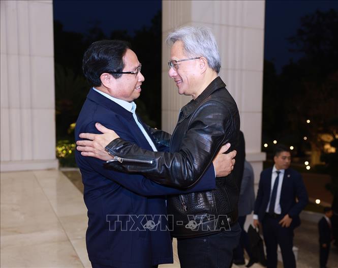 Prime Minister Pham Minh Chinh welcomes CEO of NVIDIA Jensen Huang. VNA Photo: Dương Giang