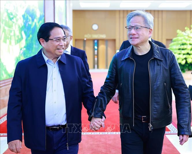 Prime Minister Pham Minh Chinh welcomes CEO of NVIDIA Jensen Huang. VNA Photo: Dương Giang
