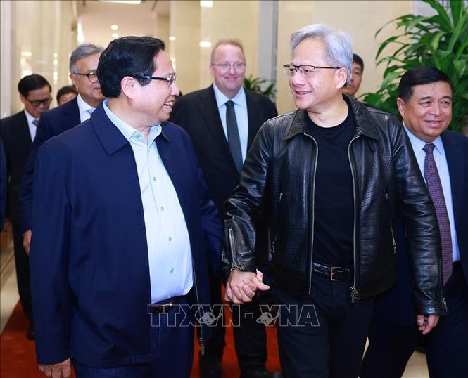 Prime Minister Pham Minh Chinh welcomes CEO of NVIDIA Jensen Huang. VNA Photo: Dương Giang