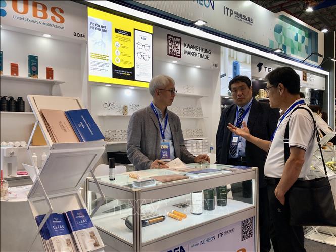 International visitors looking for new partners at the trade fair. VNA Photo: Mỹ Phương