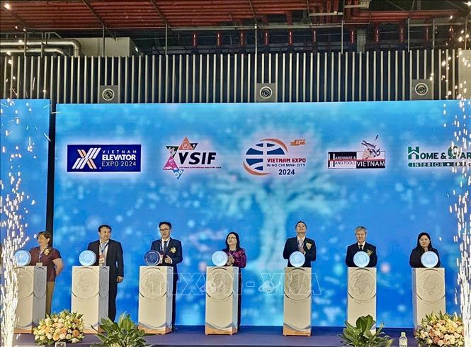 Delegates at the fair's opening ceremony. VNA Photo: Mỹ Phương