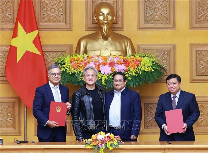 Prime Minister Pham Minh Chinh and NVIDIA CEO Jensen Huang witness the signing of a cooperation agreement on artificial intelligence research between Vietnamese government and NVIDIA Group. VNA Photo: Dương Giang