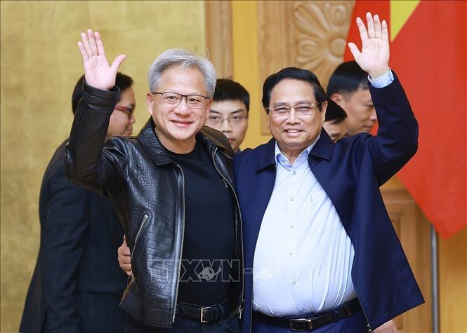 Prime Minister Pham Minh Chinh and NVIDIA CEO Jensen Huang. VNA Photo: Dương Giang