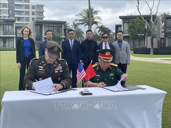 Các đại diện tại Lễ trao trả hài cốt quân nhân Hoa Kỳ mất tích trong chiến tranh ở Việt Nam (MIA) lần thứ 168. Ảnh: TTXVN phát