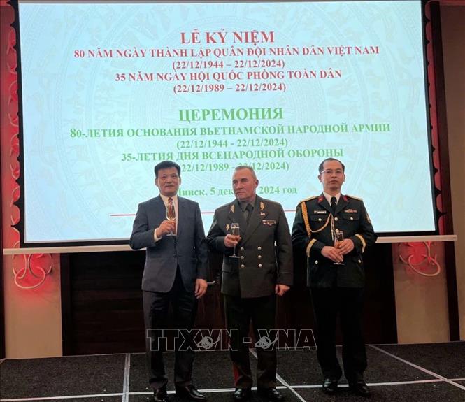 Từ trái sang phải, Đại sứ Nguyễn Văn Ngự, Thiếu tướng Leonid Kasinsky, Thượng tá Nguyễn Văn Chiến. Ảnh do ĐSQ cung cấp