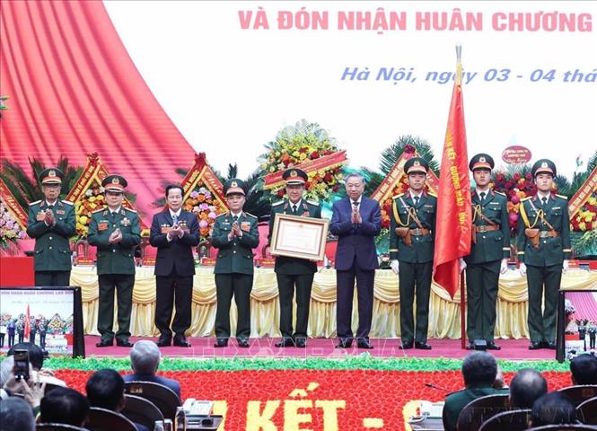 Tổng Bí thư Tô Lâm trao Huân chương Lao động hạng Nhất tặng Hội Cựu chiến binh Việt Nam tại Đại hội Thi đua yêu nước lần thứ VII, nhiệm kỳ 2024 - 2029 của Hội. Ảnh: Thống Nhất - TTXVN