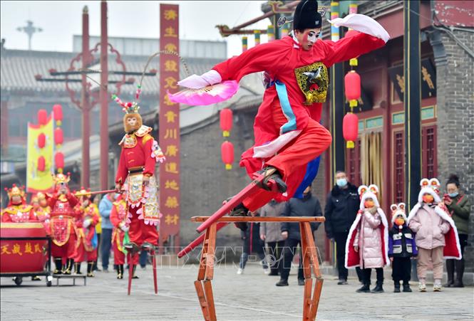 Ngày 4/12/2024, tại Kỳ họp thứ 19 của Ủy ban Liên chính phủ Công ước 2003 về bảo vệ di sản văn hóa phi vật thể của UNESCO diễn ra tại thủ đô Asunción của Paraguay, “Tết Nguyên đán - tập tục xã hội đón mừng năm mới truyền thống của người Trung Quốc” chính thức được đưa vào danh sách Di sản văn hóa phi vật thể đại diện cho nhân loại. Trong ảnh: Biểu diễn nghệ thuật đón Tết Nguyên đán tại tỉnh Hà Bắc, Trung Quốc. Ảnh: THX/TTXVN