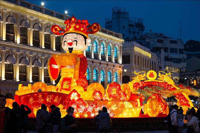 Ngày 4/12/2024, tại Kỳ họp thứ 19 của Ủy ban Liên chính phủ Công ước 2003 về bảo vệ di sản văn hóa phi vật thể của UNESCO diễn ra tại thủ đô Asunción của Paraguay, “Tết Nguyên đán - tập tục xã hội đón mừng năm mới truyền thống của người Trung Quốc” chính thức được đưa vào danh sách Di sản văn hóa phi vật thể đại diện cho nhân loại. Trong ảnh: Trang hoàng đón Tết Nguyên đán tại Macau, Trung Quốc. Ảnh: THX/TTXVN