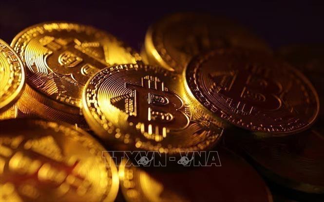 Ngày 5/12/2024, giá đồng bitcoin đã lần đầu tiên vượt qua mức 100.000 USD, tiếp nối đà tăng mạnh sau chiến thắng của ông Donald Trump trong cuộc bầu cử Tổng thống Mỹ tháng trước. Trong ảnh: Hình ảnh minh họa đồng tiện điện tử bitcoin. Ảnh: REUTERS/TTXVN