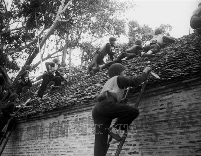 Cách mạng Tháng Tám1945 thành công, Việt Nam giải phóng quân được đổi tên thành Vệ quốc đoàn, rồi Quân đội quốc gia Việt Nam (1946), từ năm 1950 được gọi là Quân đội nhân dân Việt Nam. Trong ảnh: Các chiến sỹ Vệ quốc đoàn chiến đấu kiên cường, bảo vệ từng ngôi nhà, tấc đất của Thủ đô trong những ngày đầu Toàn quốc kháng chiến, tháng 12/1946. Ảnh: Tư liệu TTXVN