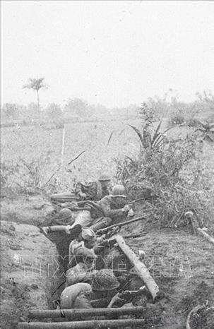 Cách mạng Tháng Tám năm 1945 thành công, Việt Nam giải phóng quân được đổi tên thành Vệ quốc đoàn, rồi Quân đội quốc gia Việt Nam (1946), từ năm 1950 được gọi là Quân đội nhân dân Việt Nam. Trong ảnh: Quân và dân Thủ đô đào công sự sẵn sàng chiến đấu trong những ngày toàn quốc kháng chiến (1946). Ảnh: Tư liệu TTXVN