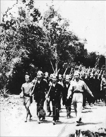 Trong Cách mạng Tháng Tám năm 1945, Việt Nam giải phóng quân đã cùng lực lượng vũ trang các địa phương và Nhân dân tiến hành Tổng khởi nghĩa giành chính quyền trên toàn quốc. Trong ảnh: Tiểu đoàn Nguyễn Văn Tố diễu hành ở Sài Gòn trong giai đoạn kháng chiến chống Pháp năm 1945. Ảnh: Tư liệu TTXVN