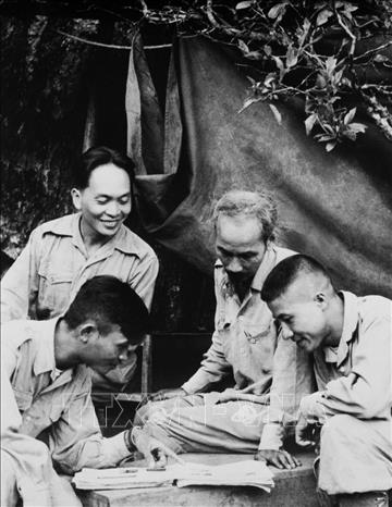 Đại tướng Võ Nguyên Giáp và Chủ tịch Hồ Chí Minh bàn kế hoạch tác chiến với các sĩ quan quân đội trong chiến dịch Biên giới năm 1950. Ảnh: Tư liệu TTXVN
						