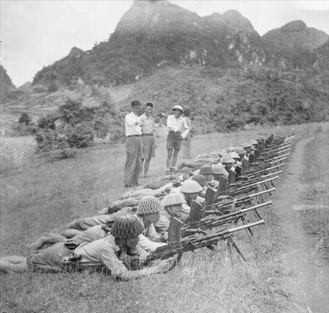 Cách mạng Tháng Tám1945 thành công, Việt Nam giải phóng quân được đổi tên thành Vệ quốc đoàn, rồi Quân đội quốc gia Việt Nam (1946), từ năm 1950 được gọi là Quân đội nhân dân Việt Nam. Trong ảnh: Các đơn vị bộ đội tham gia Chiến dịch biên giới tổ chức sinh hoạt chính trị, luyện tập quân sự và tích cực chuẩn bị cho chiến dịch, nêu cao quyết tâm tiêu diệt địch (1950). Ảnh: TTXVN