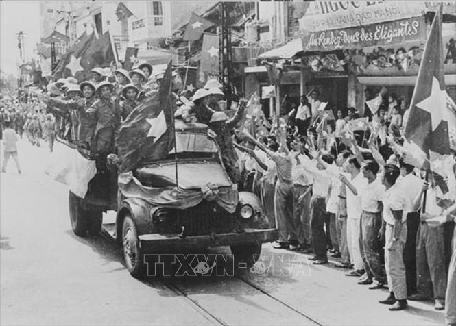 Sáng 10/10/1954, bộ đội ta từ các cửa ô tiến về giải phóng Thủ đô, kết thúc 9 năm trường kỳ kháng chiến chống thực dân Pháp. Ảnh: Tư liệu TTXVN