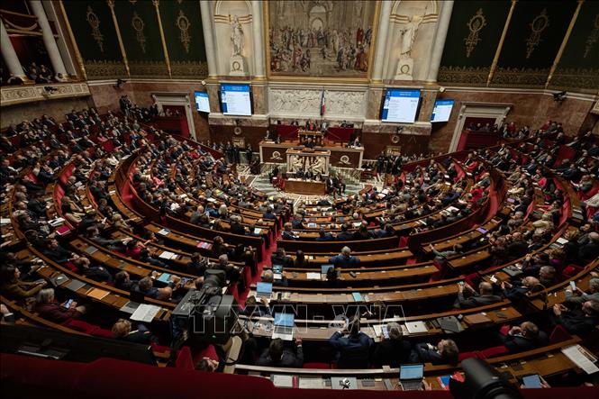 Ngày 4/12/2024, các nghị sĩ Quốc hội Pháp đã tiến hành một cuộc bỏ phiếu bất tín nhiệm, buộc Thủ tướng Michel Barnier phải từ chức khiến Chính phủ của ông sụp đổ. Tổng cộng có 331 nghị sĩ, chủ yếu từ liên minh các đảng cánh tả NFP và đảng cực hữu RN, đã bỏ phiếu phê chuẩn, vượt qua mức 289 phiếu cần thiết để cuộc bỏ phiếu bất tín nhiệm có hiệu lực. Ảnh: THX/TTXVN