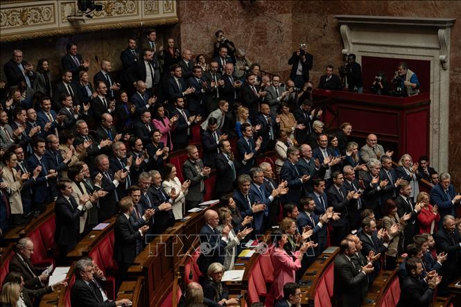 Ngày 4/12/2024, các nghị sĩ Quốc hội Pháp đã tiến hành một cuộc bỏ phiếu bất tín nhiệm, buộc Thủ tướng Michel Barnier phải từ chức khiến Chính phủ của ông sụp đổ. Tổng cộng có 331 nghị sĩ, chủ yếu từ liên minh các đảng cánh tả NFP và đảng cực hữu RN, đã bỏ phiếu phê chuẩn, vượt qua mức 289 phiếu cần thiết để cuộc bỏ phiếu bất tín nhiệm có hiệu lực. Ảnh: THX/TTXVN