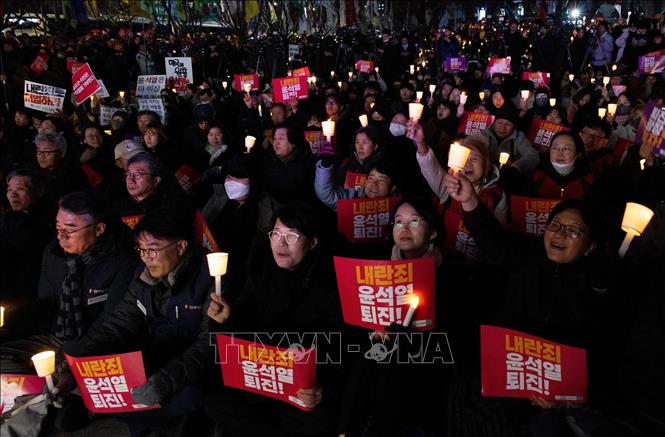 Các cuộc tuần hành đang lan rộng trên toàn Hàn Quốc trong ngày thứ hai liên tiếp, kêu gọi Tổng thống Hàn Quốc Yoon Suk Yeol từ chức sau quyết định ban bố tình trạng thiết quân luật đêm 3/12, dù đã dỡ bỏ vào rạng sáng 4/12/2024. Đây sẽ là áp lực lớn với Tổng thống và đảng Quyền lực quốc dân (PPP) cầm quyền, trước cuộc bỏ phiếu tại Quốc hội về dự luật luận tội Tổng thống, dự kiến diễn ra tối 7/12. Ảnh: THX/TTXVN