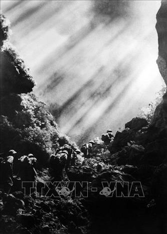 Đường Hồ Chí Minh: Suốt 16 năm ròng rã (1959 - 1975), vượt qua muôn vàn gian khổ, hy sinh, bộ đội Trường Sơn đã xây dựng và phát triển con đường Trường Sơn - đường Hồ Chí Minh 