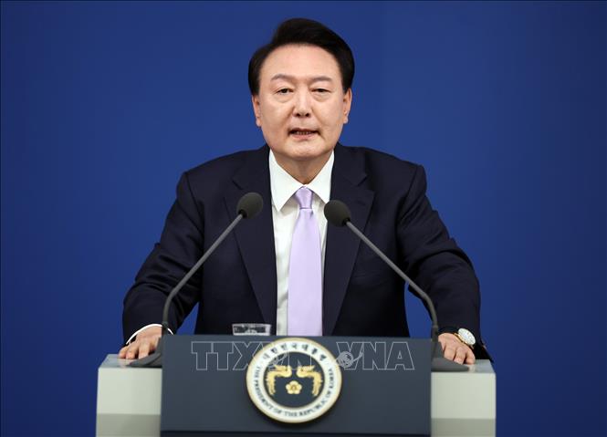 Tổng thống Hàn Quốc Yoon Suk Yeol ngày 3/12/2024 đã ban bố tình trạng thiết quân luật, cáo buộc phe đối lập “có các hoạt động chống nhà nước và âm mưu nổi loạn”, tuy nhiên lệnh này đã được dỡ bỏ sau khoảng 6 giờ. Ảnh: Yonhap/TTXVN