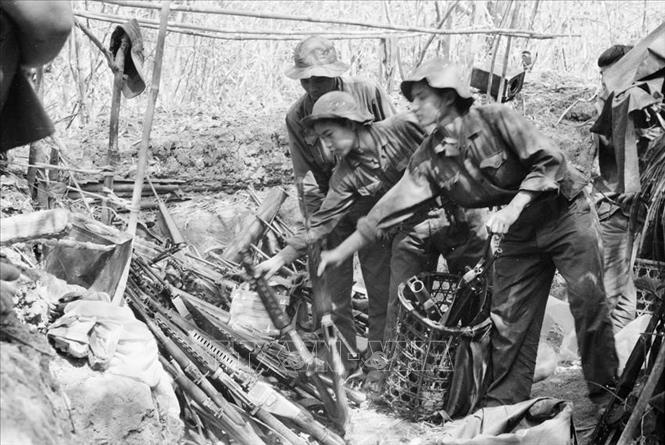 Trong chiến thắng Đường 9 - Nam Lào, quân ta đã loại khỏi vòng chiến đấu hơn 2 vạn tên địch, bắt hơn 1.000 tù binh, thu 3.000 khẩu súng các loại và nhiều trang bị quân sự (1971). Ảnh: TTXVN