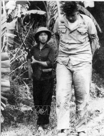 Phi công Mỹ William Andrew Robinson bị bắt và được áp giải bởi nữ dân quân Nguyễn Thị Kim Lai khi máy bay bị bắn rơi tại thị trấn Hương Khê, tỉnh Hà Tĩnh, đêm 20/9/1965. Ảnh: Phan Thoan - TTXVN
