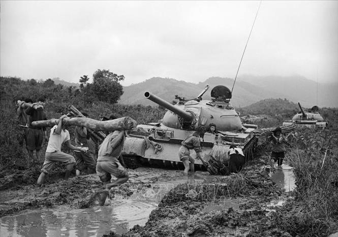 Dân quân tham gia chống lầy, mở đường cho xe tăng quân ta xuất kích trong chiến dịch Tây Nguyên năm 1975. Ảnh: TTXVN