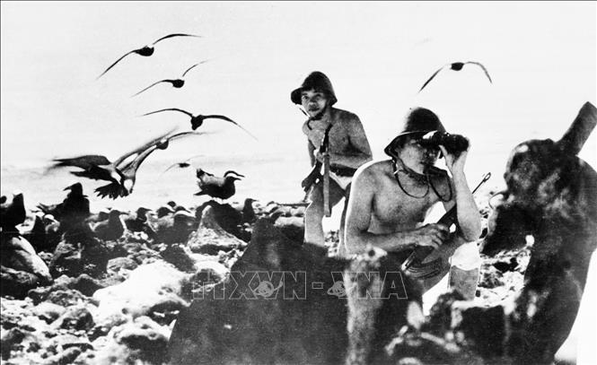 Trong tháng 4/1975, quân ta giải phóng các đảo dọc bờ biển Trung Trung Bộ và Nam Trung Bộ; tiến công và giải phóng hầu hết các đảo trong quần đảo Trường Sa do quân ngụy chiếm giữ. Trong ảnh: Lực lượng Đặc công hải quân Đoàn 126 giải phóng đảo Sinh Tồn thuộc quần đảo Trường Sa, ngày 28/4/1975. Ảnh: Tư liệu TTXVN 