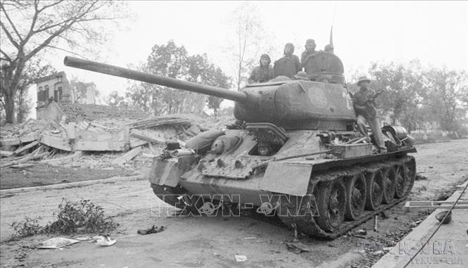 Trong cuộc chiến đấu bảo vệ biên giới phía Bắc của Tổ quốc 1979, quân và dân ta anh dũng chiến đấu, bảo vệ vững chắc chủ quyền biên giới, lãnh thổ của Tổ quốc. Trong ảnh: Các chiến sĩ xe tăng Trung đội 1, Đại đội 2, Đoàn 407 truy kích quân địch ở thị xã Lạng Sơn, ngày 17/2/1979. Ảnh: Thế Thuần – TTXVN