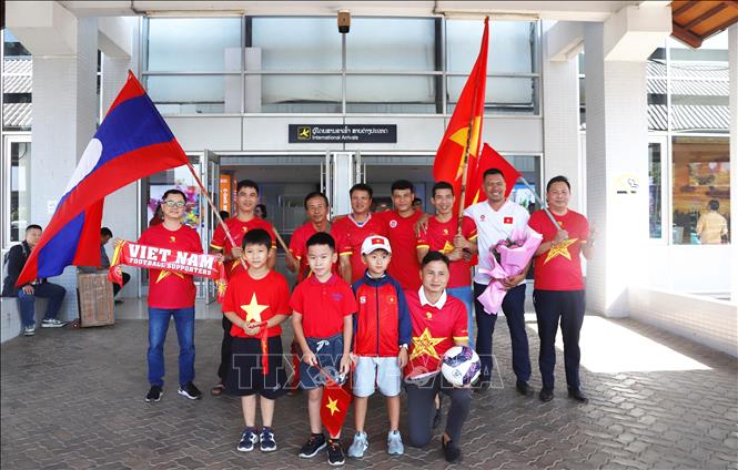 Các cổ động viên Việt Nam tại Lào chờ đón đội tuyển bóng đá quốc gia Việt Nam tại sân bay quốc tế Wattay. Ảnh: Xuân Tú - PV TTXVN tại Lào