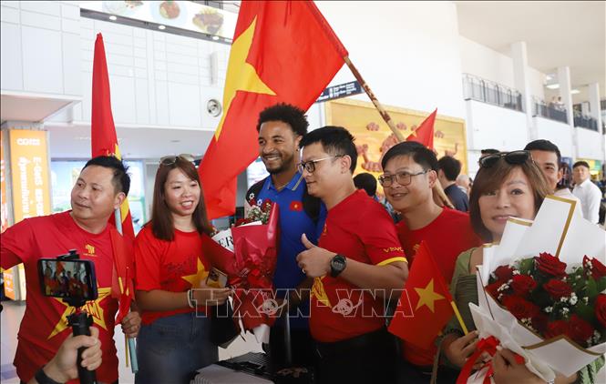 Cầu thủ Nguyễn Xuân Son chụp ảnh cùng người hâm mộ. Ảnh: Xuân Tú - PV TTXVN tại Lào