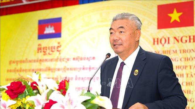 Ông Chea Van Nak, Chánh án Tòa án sơ thẩm tỉnh Tboung Khmum (Campuchia) phát biểu. Ảnh: Minh Phú – TTXVN