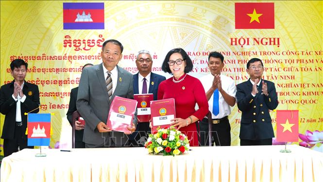 Ký kết thỏa thuận hợp tác giữa Tòa án Nhân dân tỉnh Tây Ninh với Tòa án sơ thẩm tỉnh Svay Rieng - Campuchia. Ảnh: Minh Phú – TTXVN