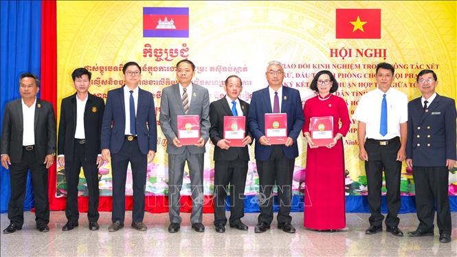 Trao ký kết thỏa thuận hợp tác giữa Tòa án Nhân dân tỉnh Tây Ninh và Tòa án sơ thẩm các tỉnh Tboung Khmum, Prey Veng và Svay Rieng (Campuchia). Ảnh: Minh Phú – TTXVN