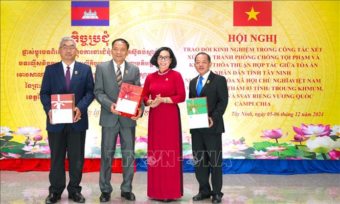 Chánh án Tòa án Nhân dân tỉnh Tây Ninh Nguyễn Thị Tuyết Vân tặng quà lưu niệm cho đoàn công tác của Tòa án các tỉnh có chung đường biên giới với tỉnh Tây Ninh. Ảnh: Minh Phú - TTXVN