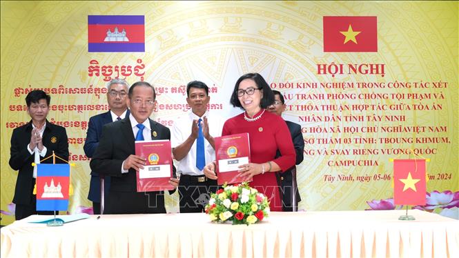 Ký kết thỏa thuận hợp tác giữa Tòa án Nhân dân tỉnh Tây Ninh với Tòa án sơ thẩm tỉnh Prey Veng (Campuchia). Ảnh: Minh Phú – TTXVN
