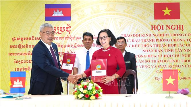 Ký kết thỏa thuận hợp tác giữa Tòa án Nhân dân tỉnh Tây Ninh với Tòa án sơ thẩm tỉnh Tboung Khmum (Campuchia). Ảnh: Minh Phú – TTXVN