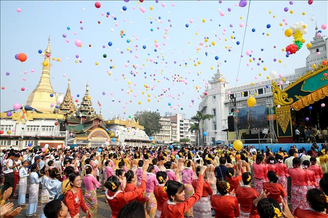Người dân tham gia lễ hội Thingyan tại Yangon, Myanmar, ngày 13/4/2024. Ảnh: THX/TTXVN