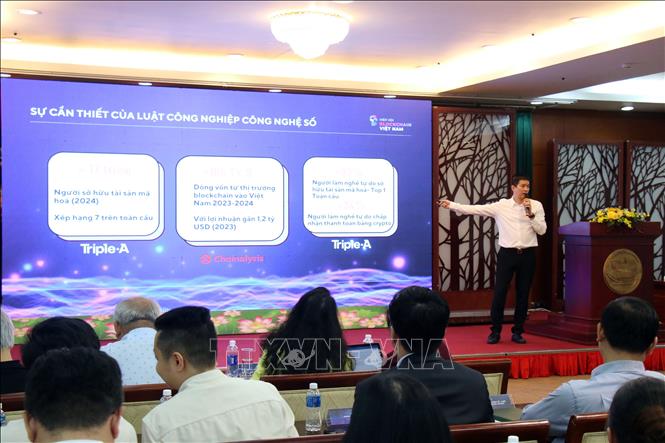 Ông Phan Đức Trung, Phó Chủ tịch Thường trực Hiệp hội Blockchain Việt Nam trình bày tham luận tại Hội thảo. Ảnh: Tiến Lực - TTXVN