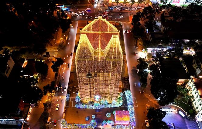 Nhà thờ được trang hoàng bởi 500.000m dây đèn LED vào tối 6/12/2024.
Ảnh: Hồng Đạt - TTXVN

