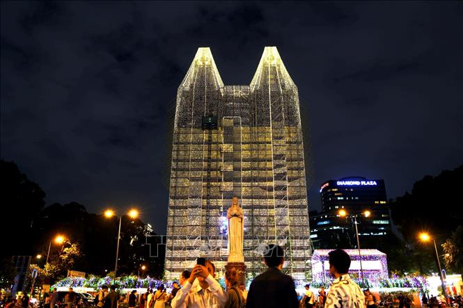 Tượng Đức Mẹ phía trước Nhà thờ Đức Bà Sài Gòn lung linh trước Giáng sinh 2024.
Ảnh: Hồng Đạt - TTXVN
