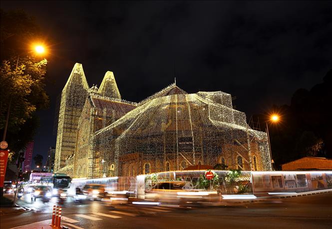 Nhà thờ được trang hoàng bởi 500.000m dây đèn LED vào tối 6/12/2024.
Ảnh: Hồng Đạt - TTXVN

