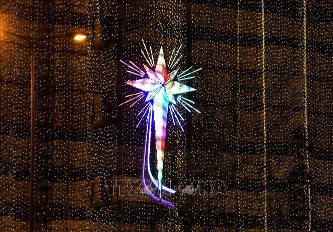 Ngôi sao Giáng sinh Bethlehem gắn ở giữa hai tháp chuông nhà thờ với ánh đèn nhiều màu sắc.
Ảnh: Hồng Đạt - TTXVN
