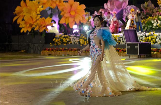 Trình diễn thời trang hoa trong chương trình Carnaval đường phố “Hoa và di sản”. Ảnh: Nguyễn Dũng – TTXVN