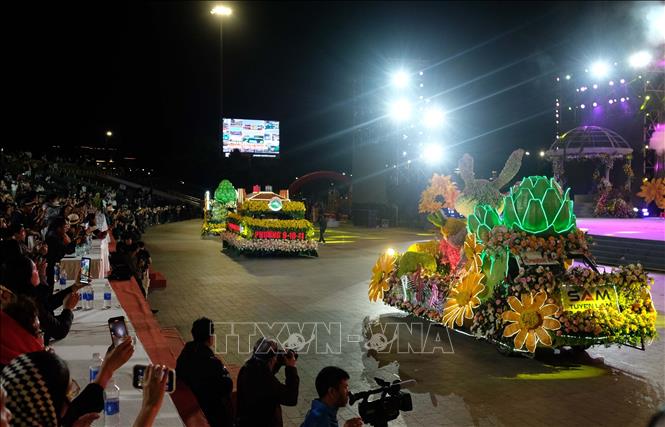 Đoàn xe hoa của các phường, xã và một số đơn vị diễu hành trong chương trình Carnaval đường phố “Hoa và di sản” tối 6/12. Ảnh: Nguyễn Dũng – TTXVN
